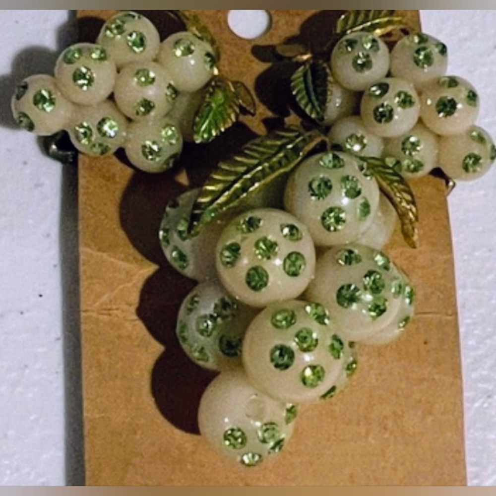 VINTAGE 💝 GIFT BOXED 🍇 "Forbidden Fruit" 🍇 BROOCH & EARRINGS (1950s) Lucite